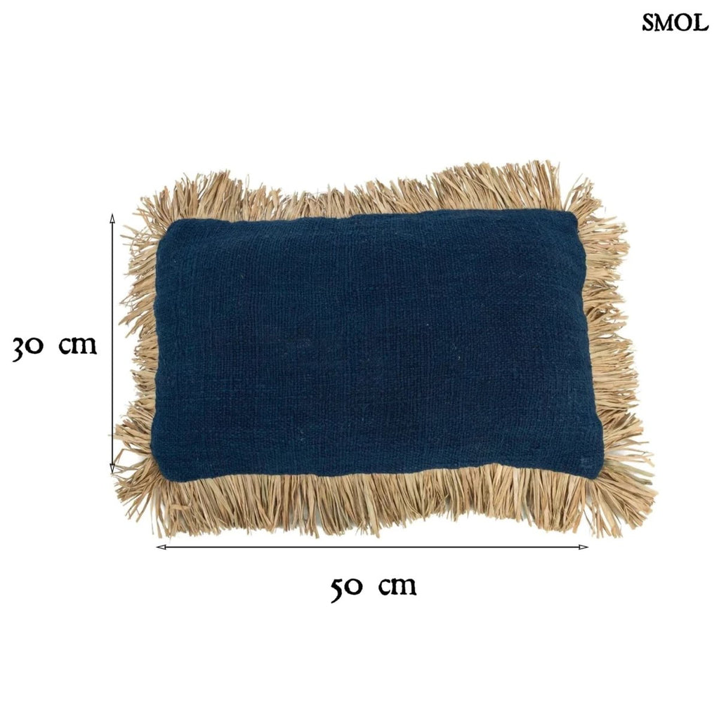 Kék és natúr részletekkel, raffia szegéllyel készült boho díszpárnahuzat méretekkel