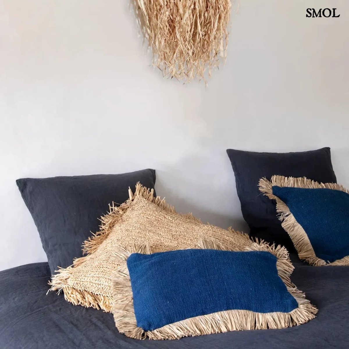 Kék és natúr részletekkel, raffia szegéllyel készült boho díszpárnahuzat több párnával