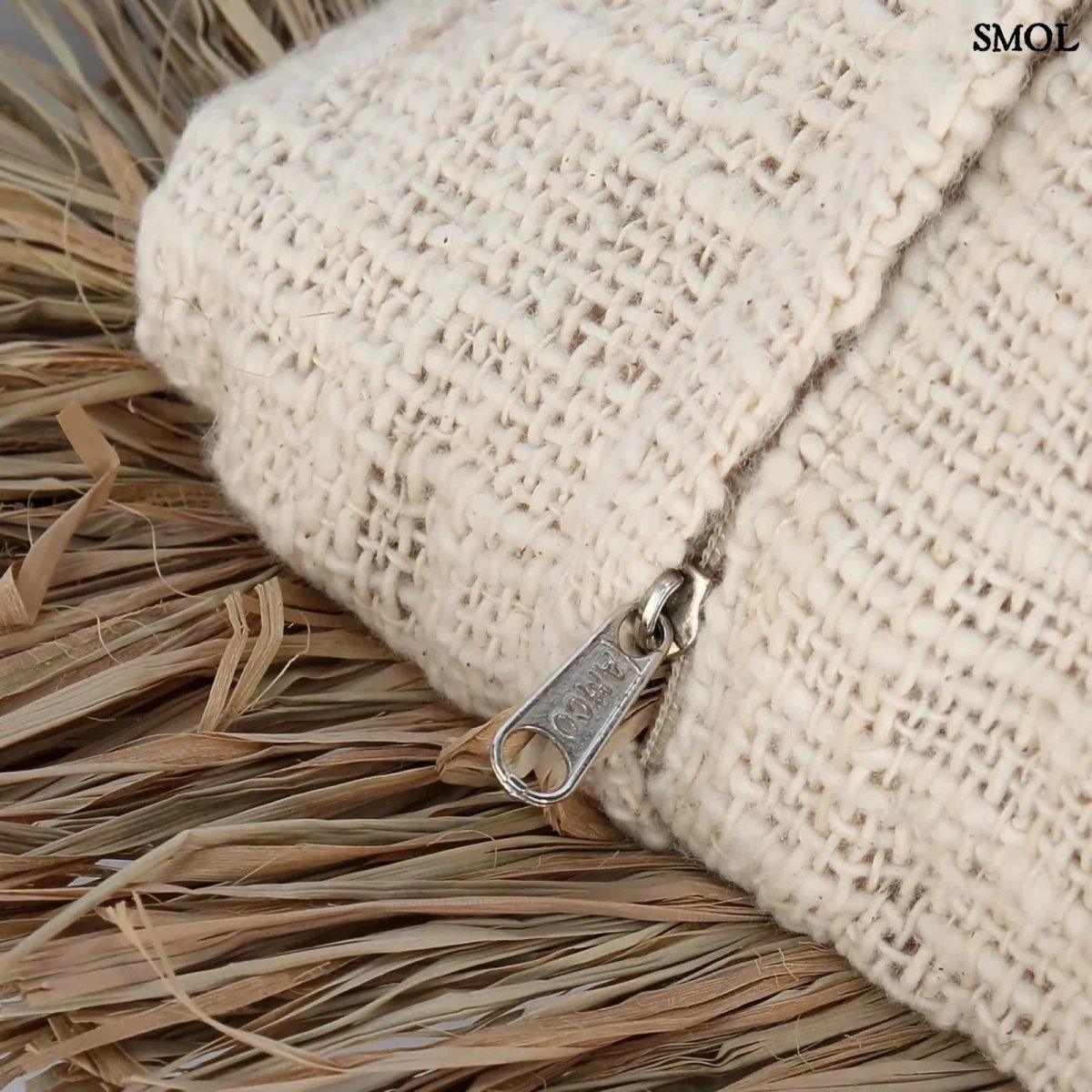 Fehér pamut és raffia díszpárnahuzat rojtokkal cipzár nagyítva