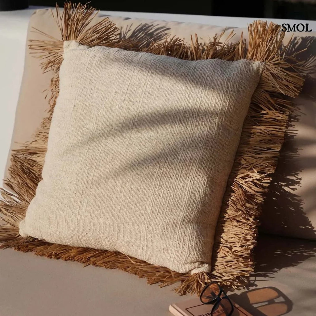 Fehér pamut és raffia díszpárnahuzat rojtokkal teraszon