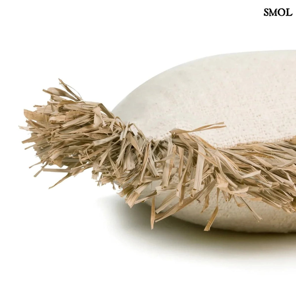 Fehér pamut és raffia díszpárnahuzat rojtokkal oldalról nagyítva