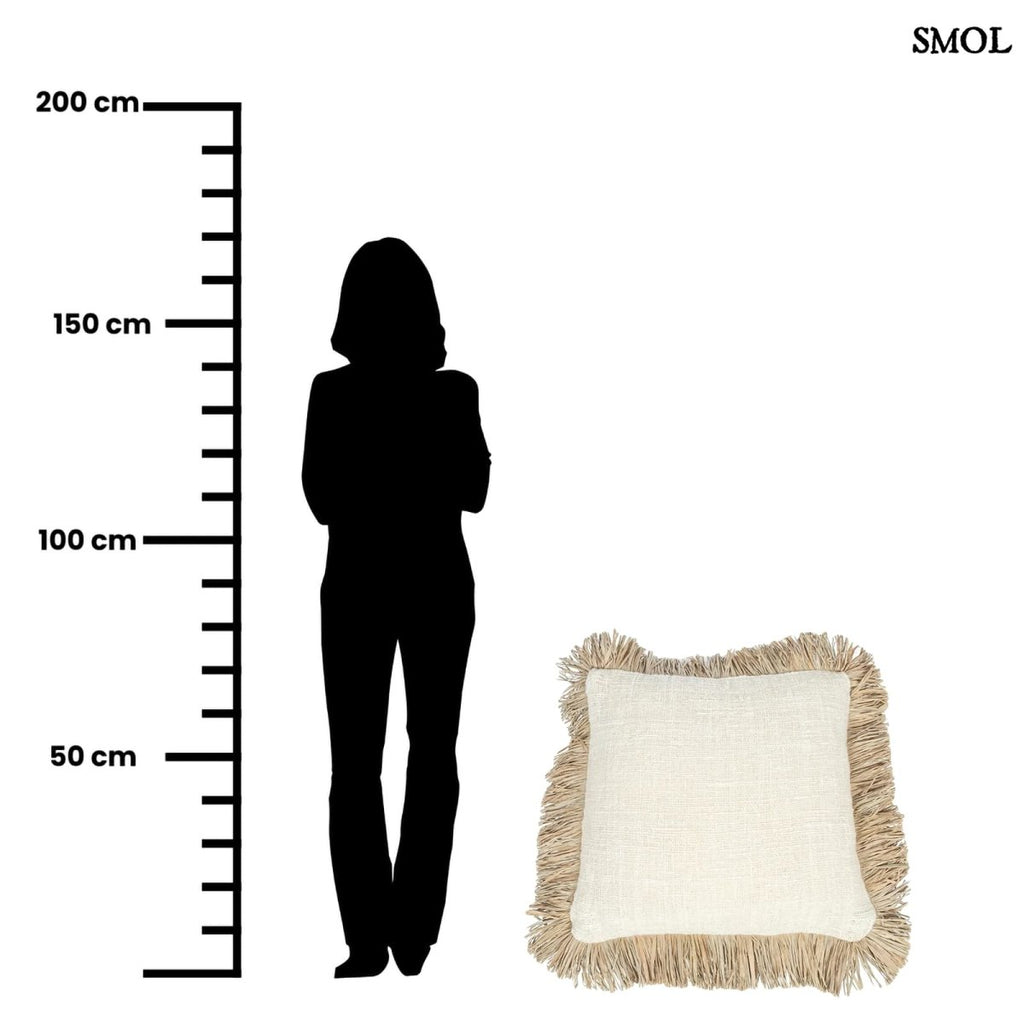 Fehér pamut és raffia díszpárnahuzat rojtokkal méretarányosan