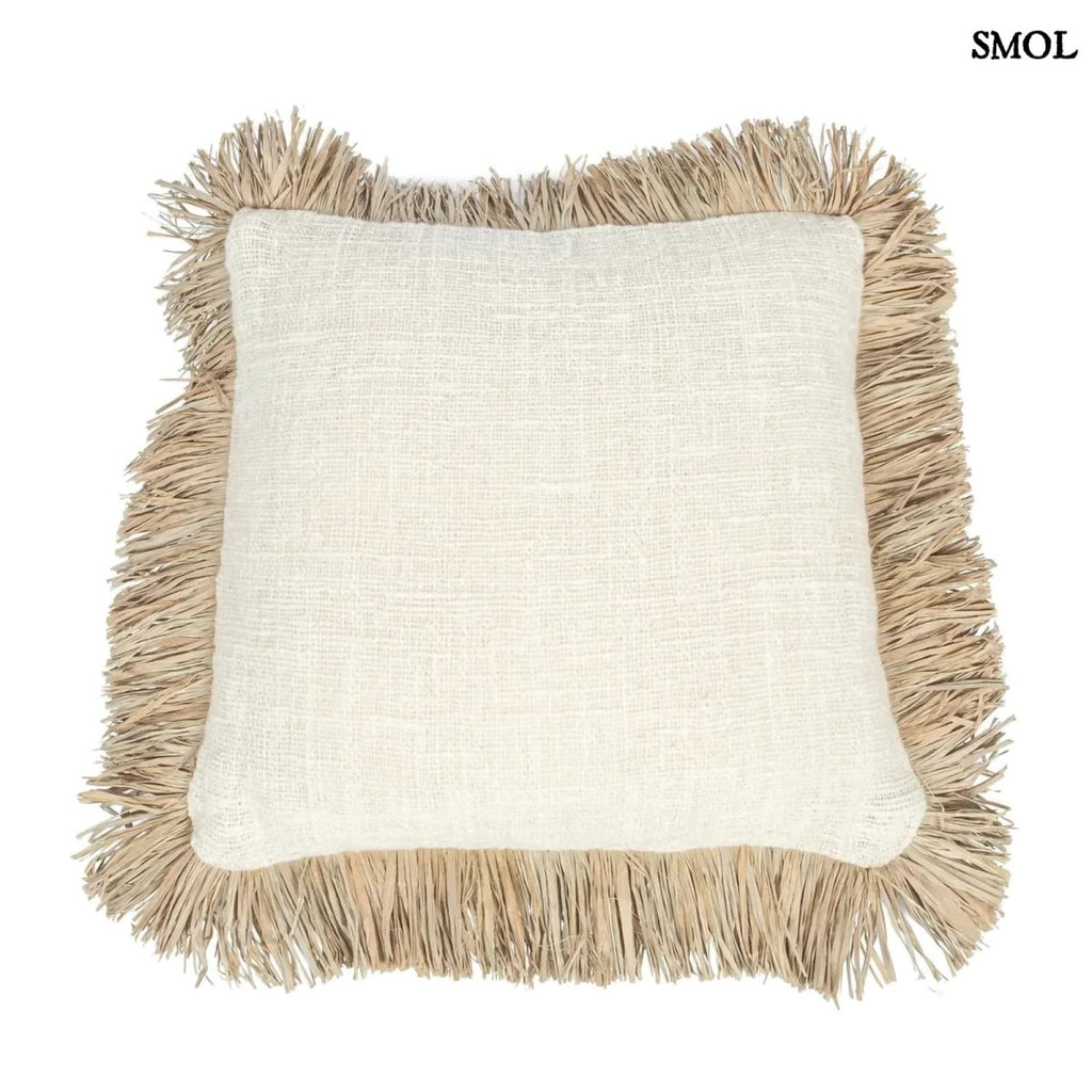 Fehér pamut és raffia díszpárnahuzat rojtokkal fehér háttérrel