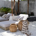 Bohém pamut pléd, kézzel szőtt, rojtos, selymes tapintású takaró teraszon, kosárban