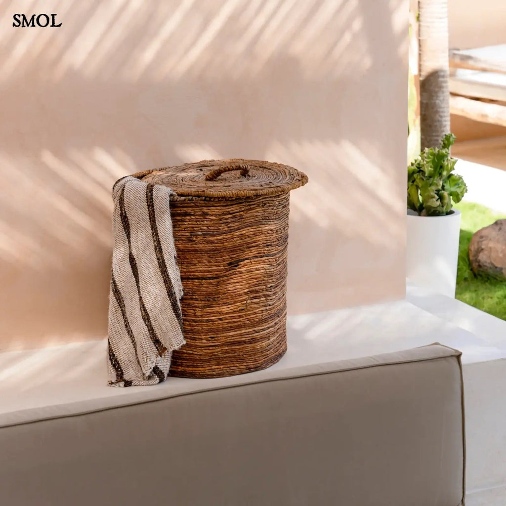 Bohém pamut pléd, kézzel szőtt, rojtos, selymes tapintású takaró kosárból kilógatva