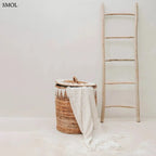 Kézzel szőtt, krémfehér pamut pléd gofri struktúrával és rojtokkal díszítve, kosárban