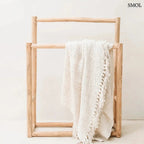 Kézzel szőtt, krémfehér pamut pléd gofri struktúrával és rojtokkal díszítve, törölközőtartón