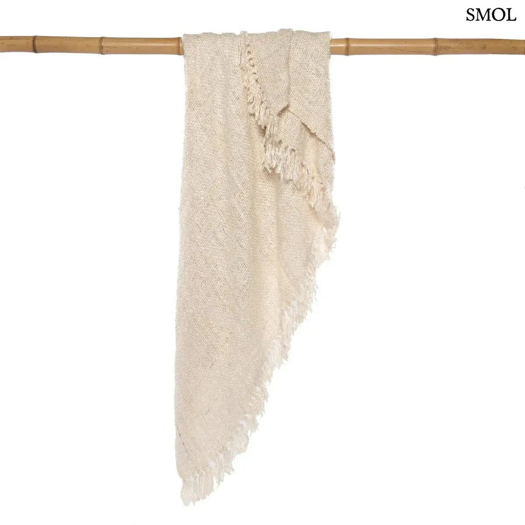 Kézzel szőtt, krémfehér pamut pléd gofri struktúrával és rojtokkal díszítve, rúdon lógatva