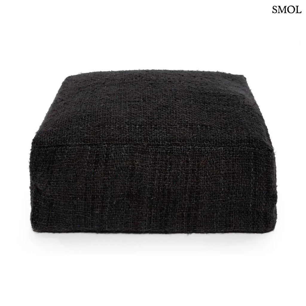 Éjfekete pamut puff 60 cm-es méretben, stabil horgolt ülőpárna és kényelmes lábtartó, fehér háttérrel