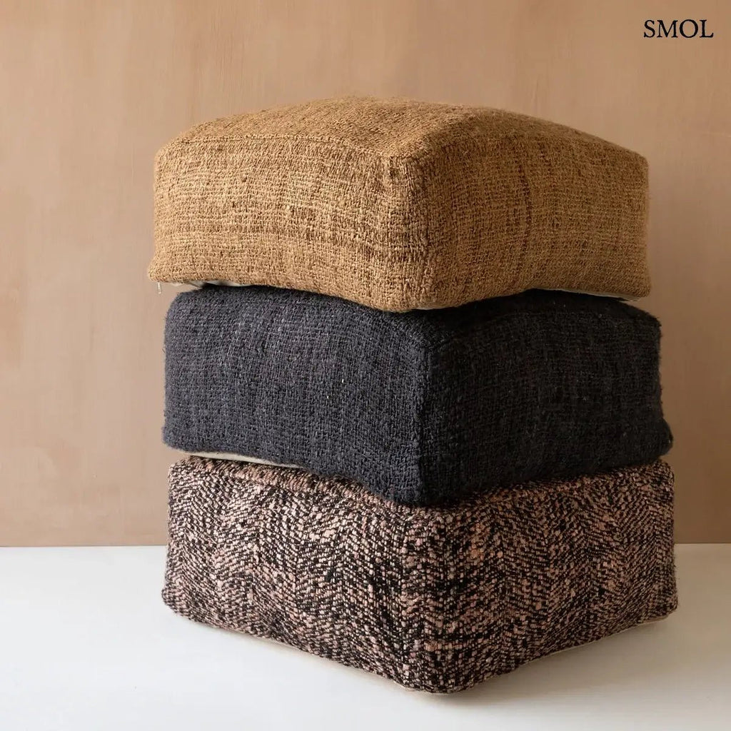 Éjfekete pamut puff 60 cm-es méretben, stabil horgolt ülőpárna és kényelmes lábtartó, három színben, egymáson