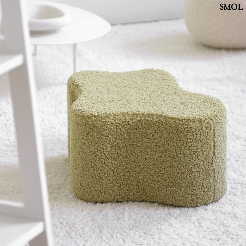 Felhő alakú puff gyerekeknek, matcha zöld színben, OEKO-TEX® minősítésű anyagból fehér szobában fektetve