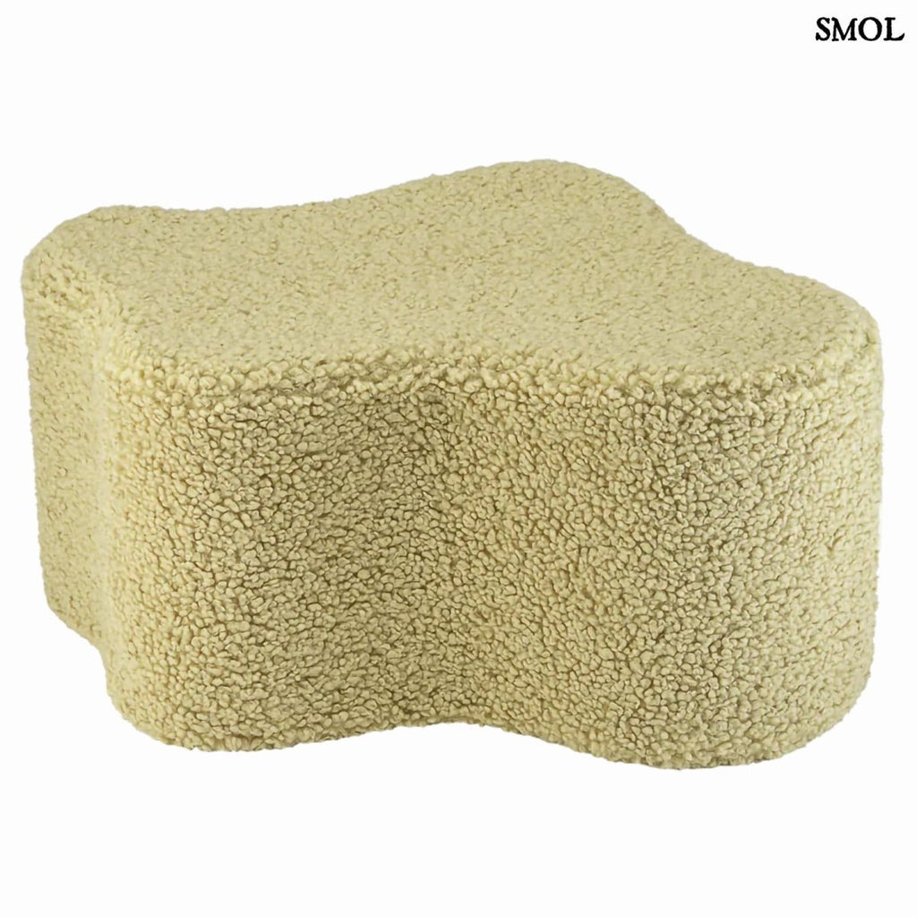 Felhő alakú puff gyerekeknek, matcha zöld színben, OEKO-TEX® minősítésű anyagból fehér háttérrel