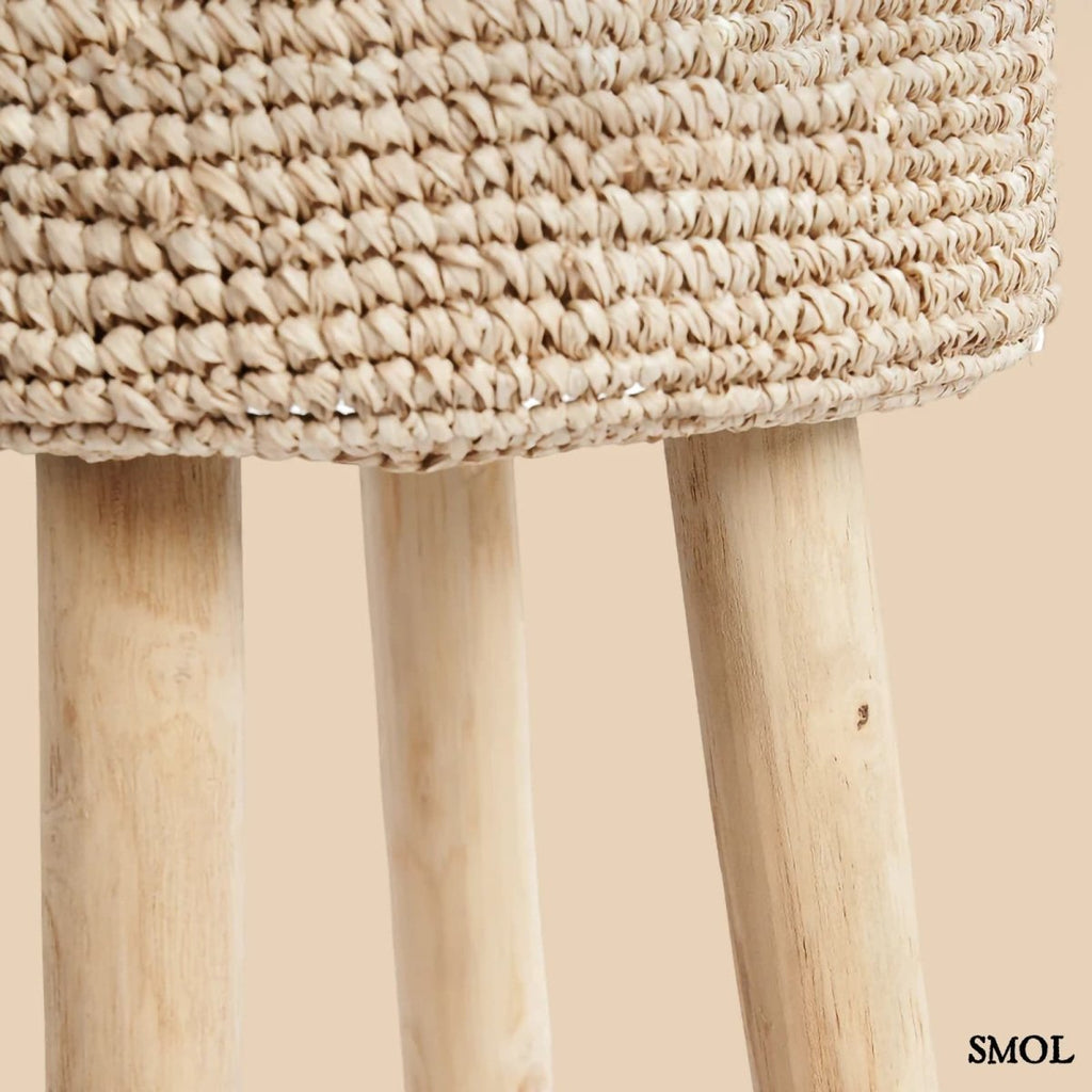 Raffia bárszék natúr színben, kézzel fonott ülőfelülettel és fa lábakkal, raffia oldalról