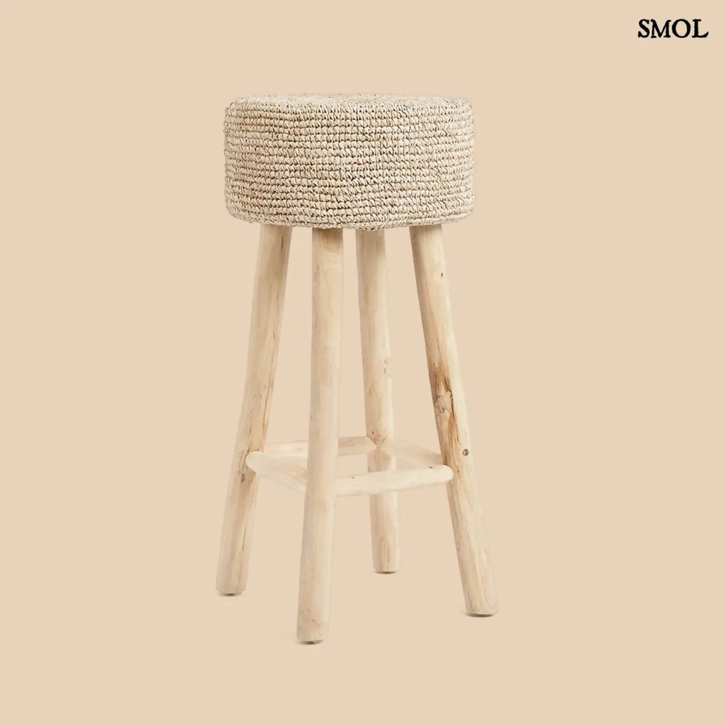 Raffia bárszék natúr színben, kézzel fonott ülőfelülettel és fa lábakkal, bézs háttérrel
