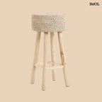 Raffia bárszék natúr színben, kézzel fonott ülőfelülettel és fa lábakkal, bézs háttérrel