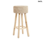 Raffia bárszék natúr színben, kézzel fonott ülőfelülettel és fa lábakkal, fehér háttérrel