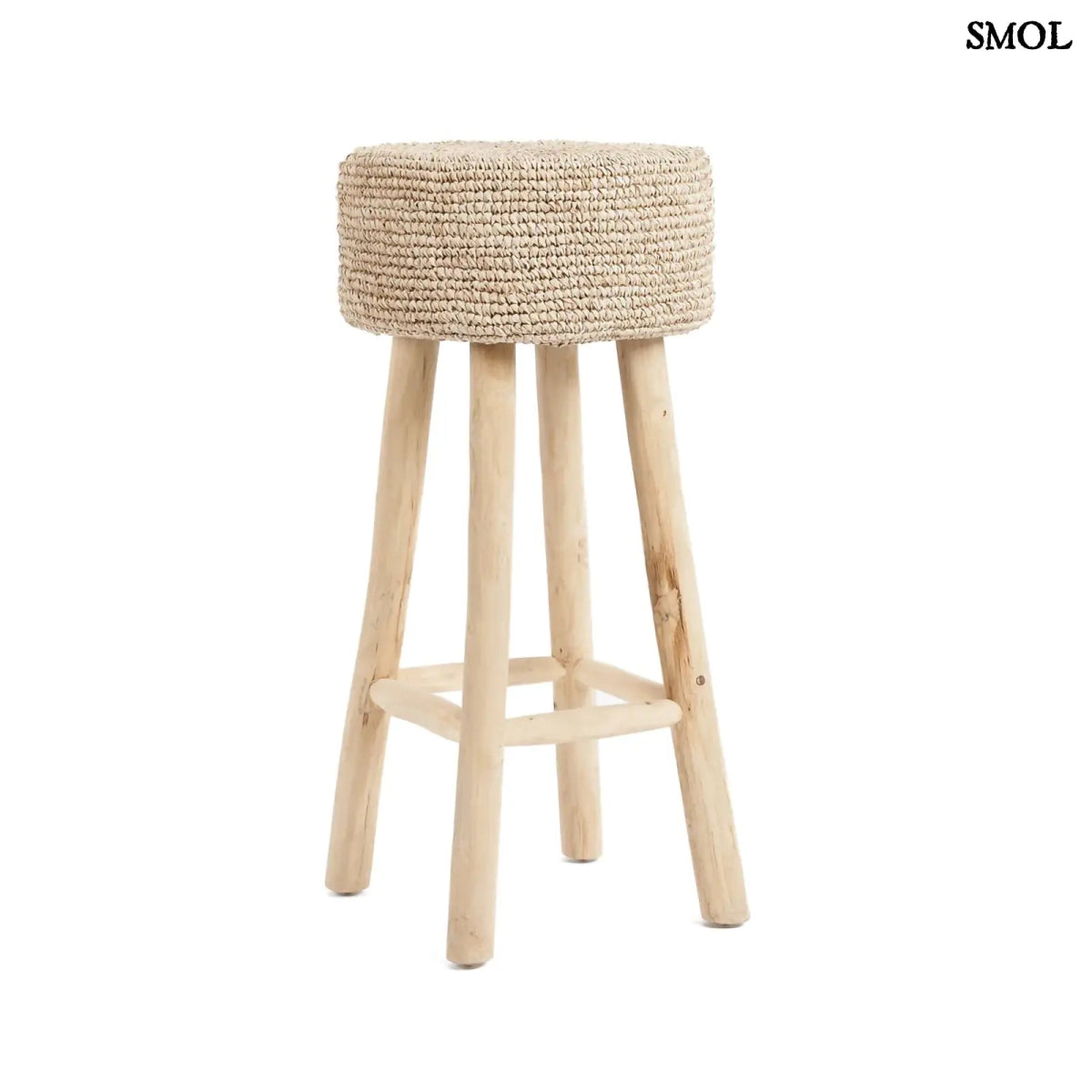 Raffia bárszék natúr színben, kézzel fonott ülőfelülettel és fa lábakkal, fehér háttérrel