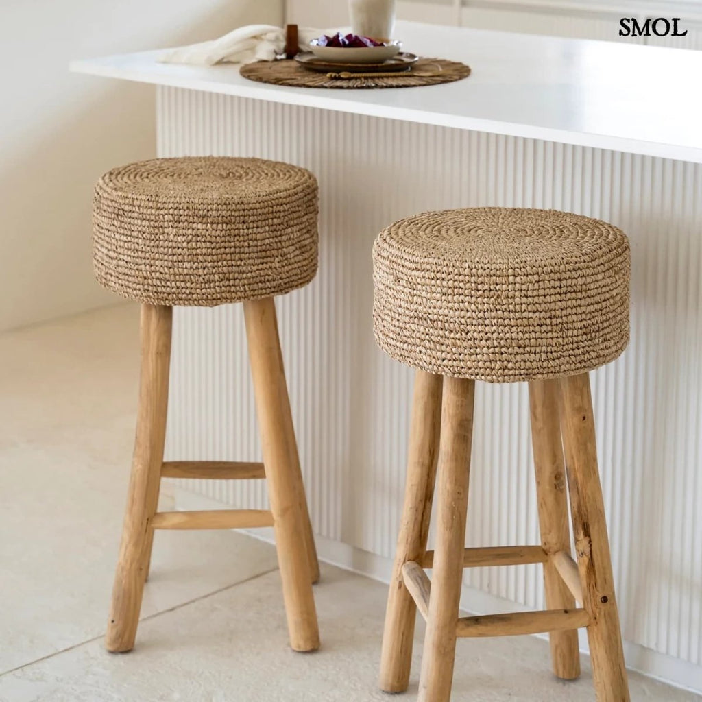 Raffia bárszék natúr színben, kézzel fonott ülőfelülettel és fa lábakkal, konyhaszigetnél