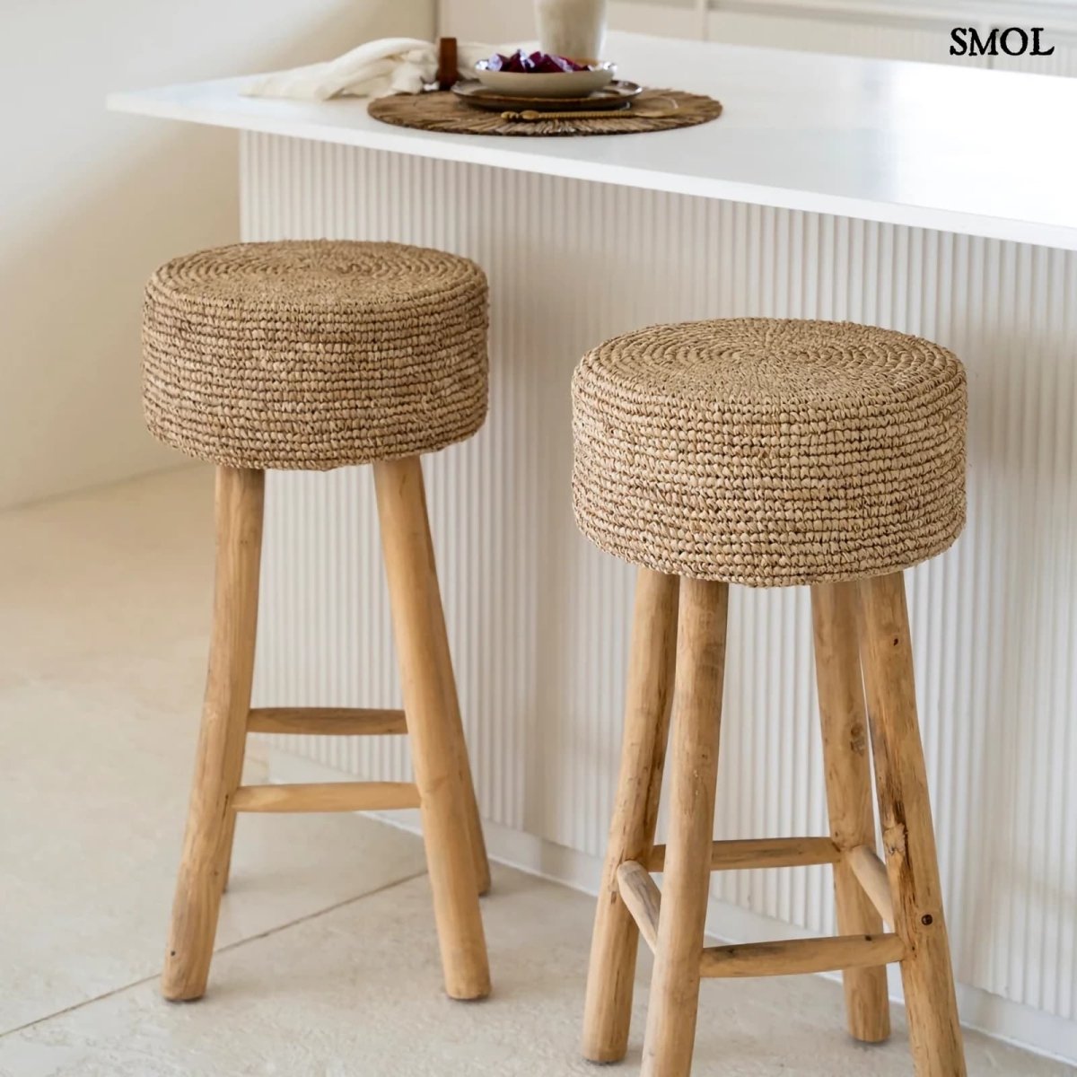 Raffia bárszék natúr színben, kézzel fonott ülőfelülettel és fa lábakkal, konyhaszigetnél