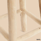 Raffia bárszék natúr színben, kézzel fonott ülőfelülettel és fa lábakkal, lábak nagyítva