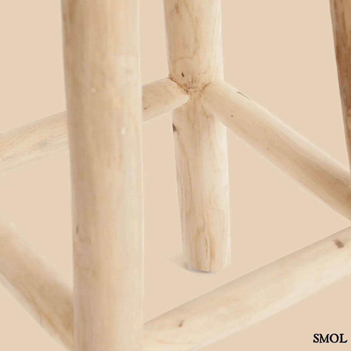 Raffia bárszék natúr színben, kézzel fonott ülőfelülettel és fa lábakkal, lábak nagyítva