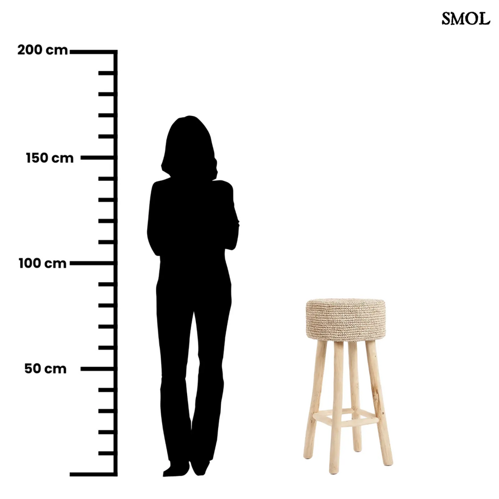 Raffia bárszék natúr színben, kézzel fonott ülőfelülettel és fa lábakkal, méretarányosan