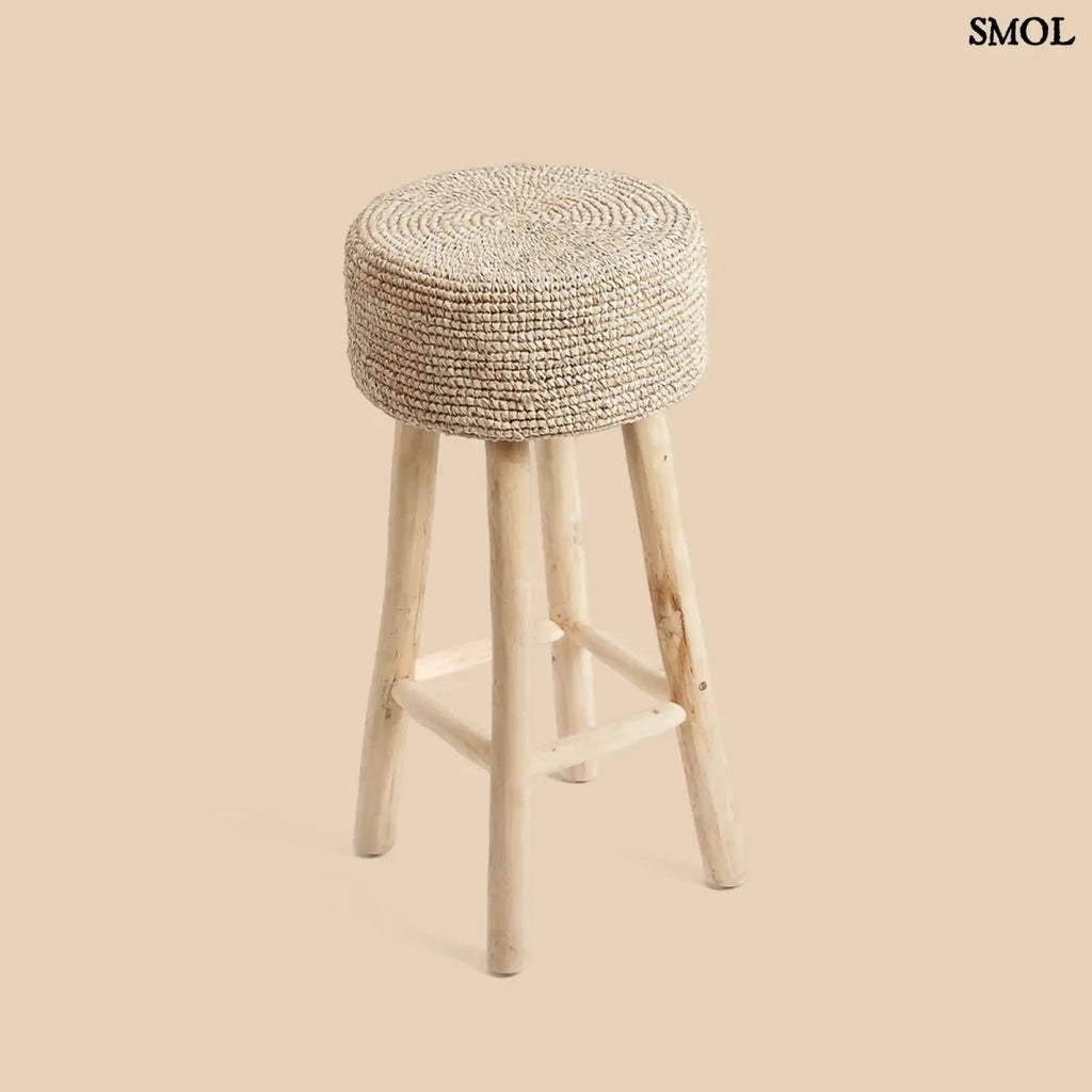 Raffia bárszék natúr színben, kézzel fonott ülőfelülettel és fa lábakkal, elfordítva