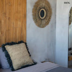 Natúr színű, kézzel szőtt raffia díszpárnahuzat boho stílusban hálószobában