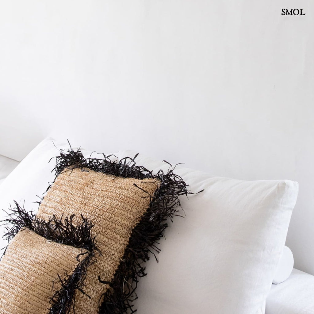 Natúr színű, kézzel szőtt raffia díszpárnahuzat boho stílusban fehér párnával