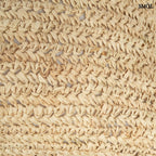 Natúr színű, kézzel szőtt raffia díszpárnahuzat boho stílusban textúra nagyítva