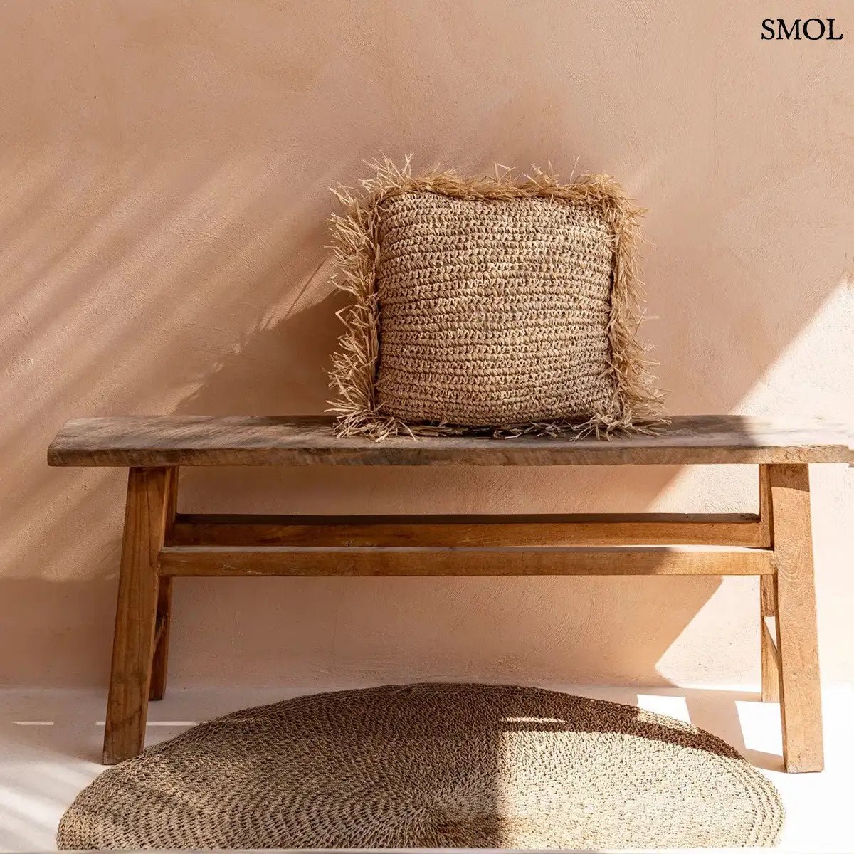 Kézzel szőtt, natúr raffia díszpárnahuzat rojtos szélekkel, 60x60 cm-es méretben, padon