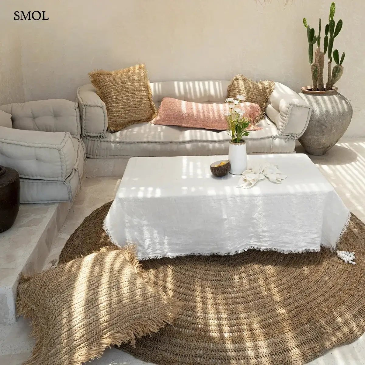 Kézzel szőtt, natúr raffia díszpárnahuzat rojtos szélekkel, 60x60 cm-es méretben, szőnyegen