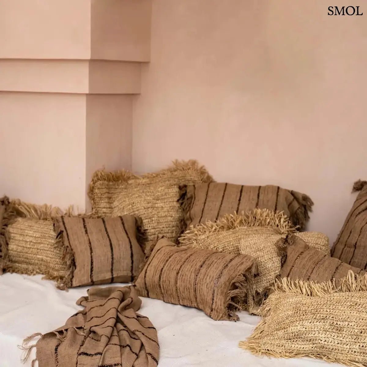 Kézzel szőtt, natúr raffia díszpárnahuzat rojtos szélekkel, 60x60 cm-es méretben, barna párnákkal