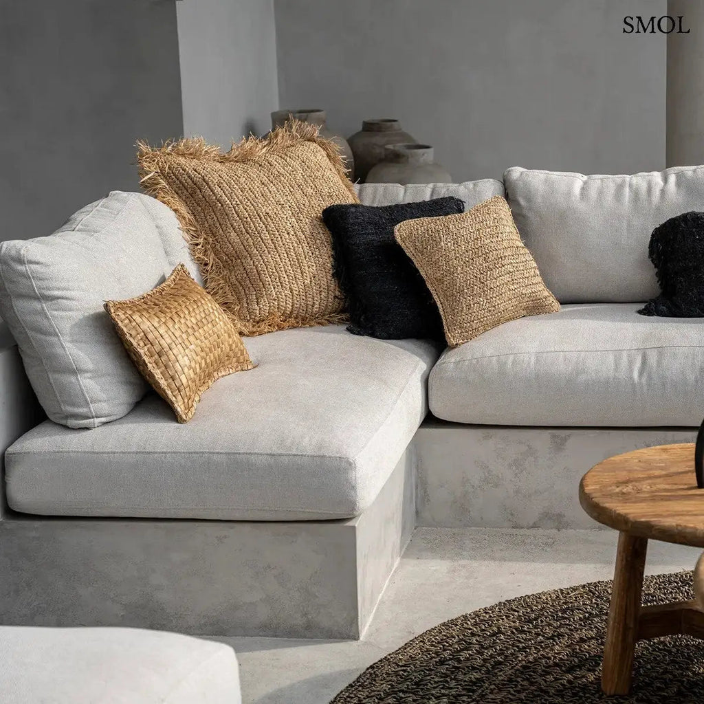 Kézzel szőtt, natúr raffia díszpárnahuzat rojtos szélekkel, 60x60 cm-es méretben, nappaliban