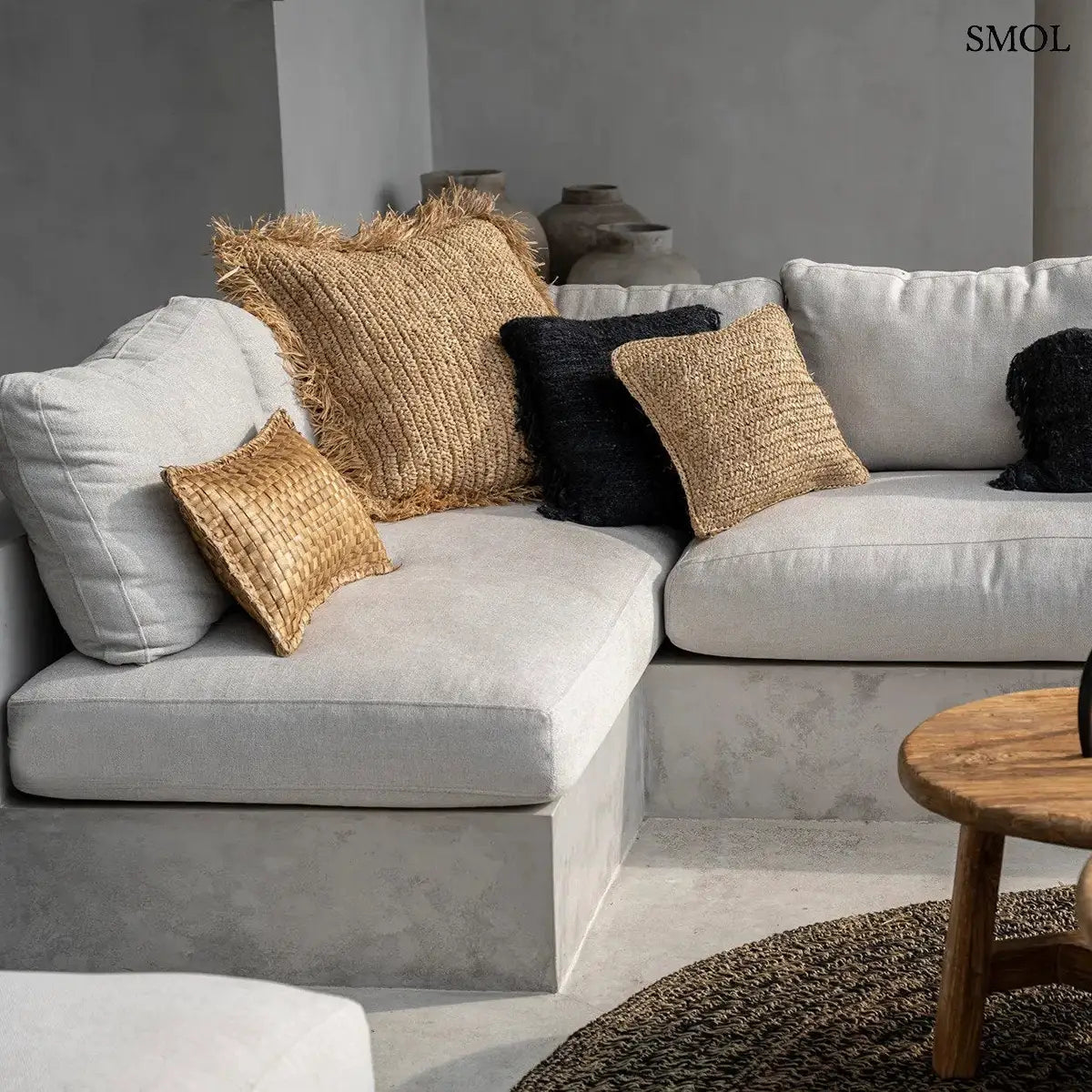 Kézzel szőtt, natúr raffia díszpárnahuzat rojtos szélekkel, 60x60 cm-es méretben, nappaliban