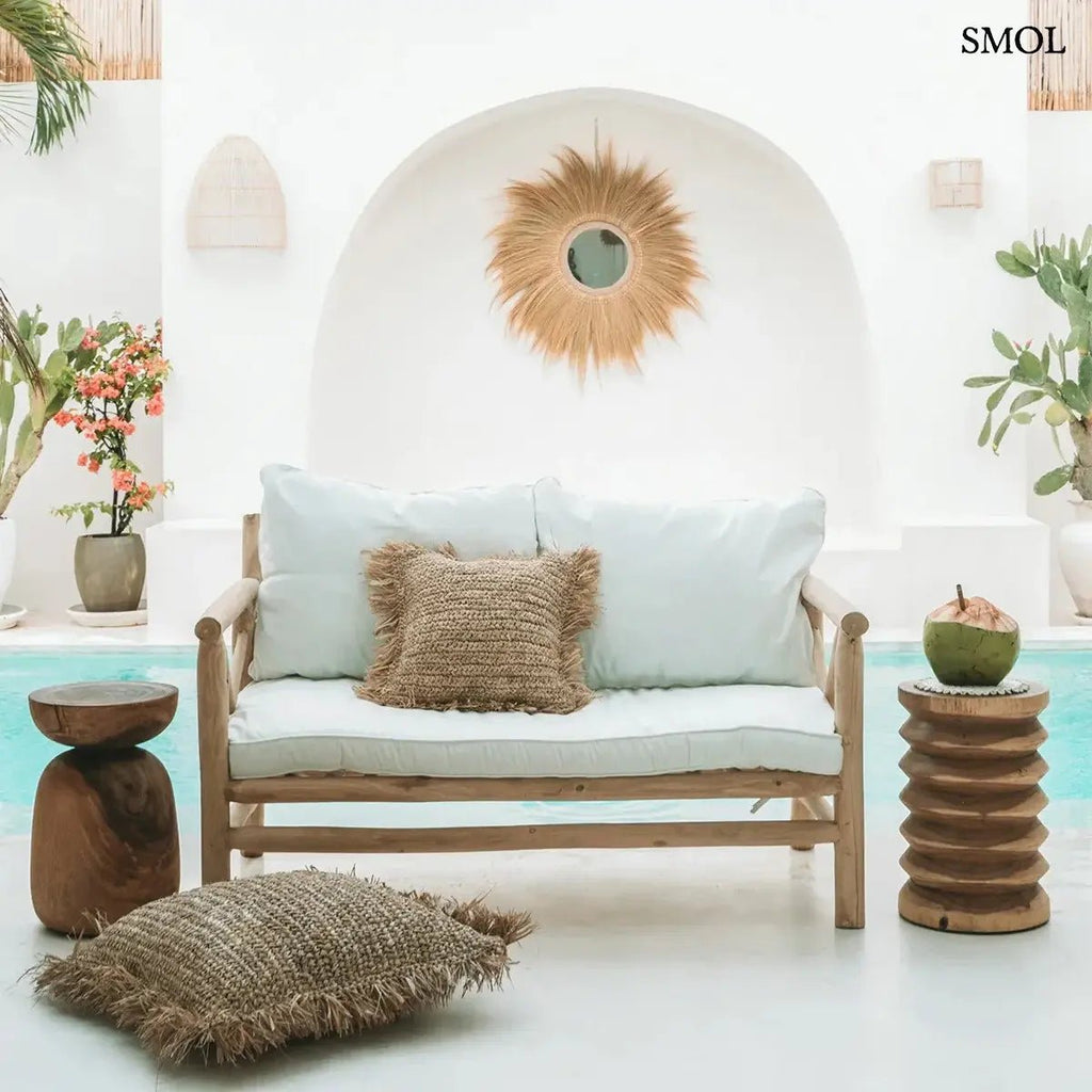 Kézzel szőtt, natúr raffia díszpárnahuzat rojtos szélekkel, 60x60 cm-es méretben, teraszon, medencénél