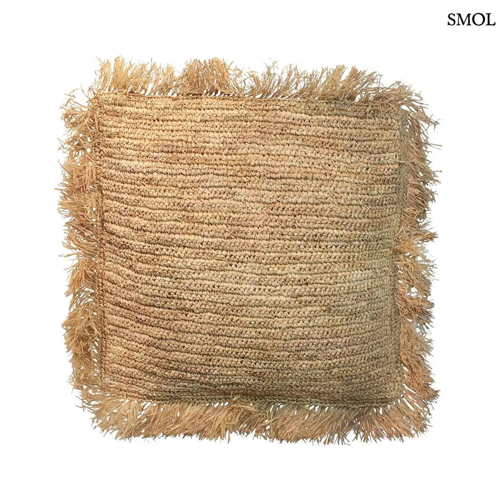 Kézzel szőtt, natúr raffia díszpárnahuzat rojtos szélekkel, 60x60 cm-es méretben, fehér háttérrel