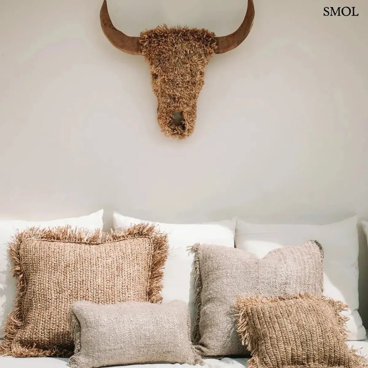 Kézzel szőtt, natúr raffia díszpárnahuzat rojtos szélekkel, 60x60 cm-es méretben, teraszon, kanapén