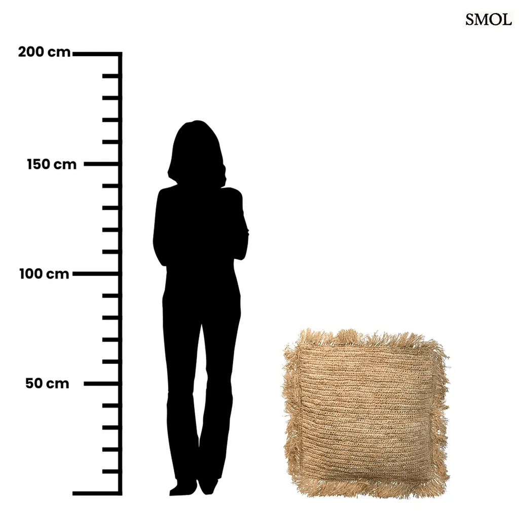 Kézzel szőtt, natúr raffia díszpárnahuzat rojtos szélekkel, 60x60 cm-es méretben, méretarányosan