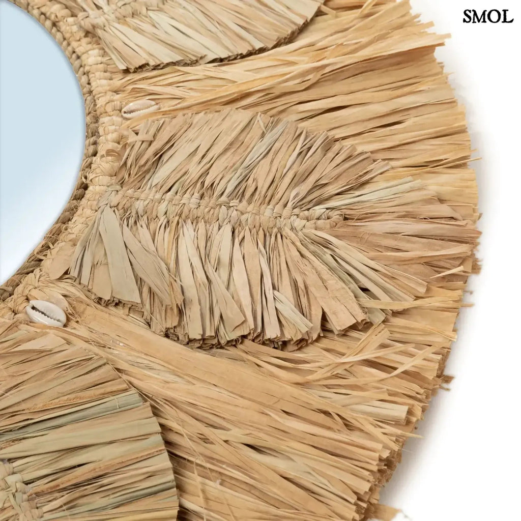 Kézzel készült boho raffia fali tükör 60 cm-es méretben, natúr színben, apró kagylókkal és levél mintával díszítve, nagyítva