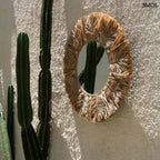 Kézzel készült boho raffia fali tükör 60 cm-es méretben, natúr színben, apró kagylókkal és levél mintával díszítve, kültéren, ferdén