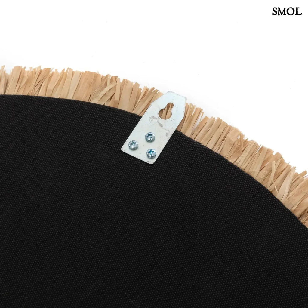 Kézzel készült boho raffia fali tükör 60 cm-es méretben, natúr színben, apró kagylókkal és levél mintával díszítve, hátulról, akasztóval