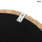 Kézzel készült boho raffia fali tükör 60 cm-es méretben, natúr színben, apró kagylókkal és levél mintával díszítve, hátulról, akasztóval