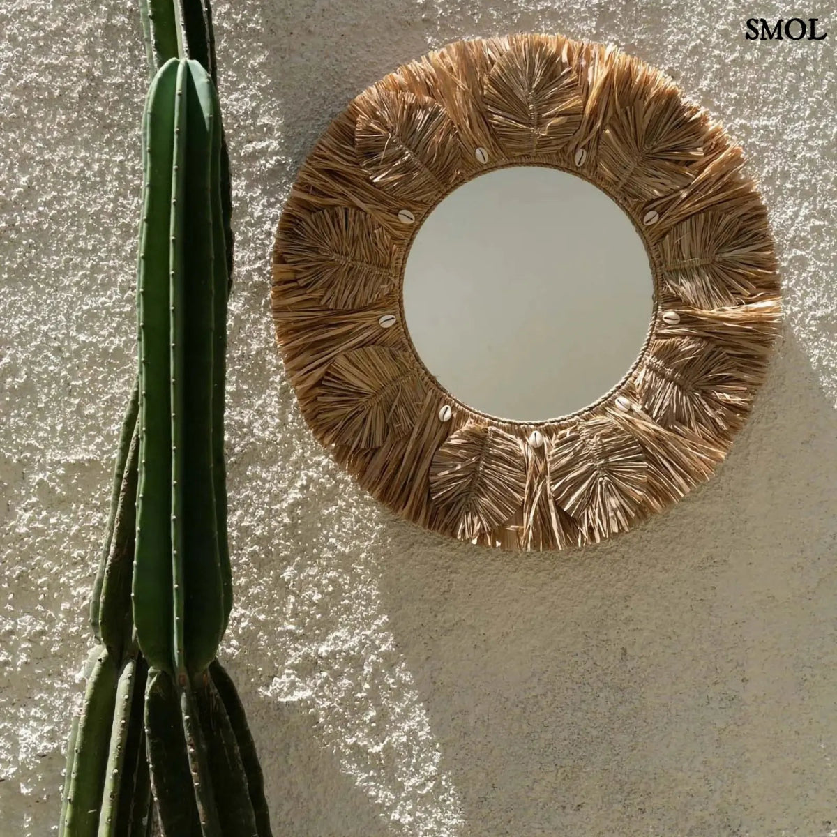 Kézzel készült boho raffia fali tükör 60 cm-es méretben, natúr színben, apró kagylókkal és levél mintával díszítve, kaktusszal