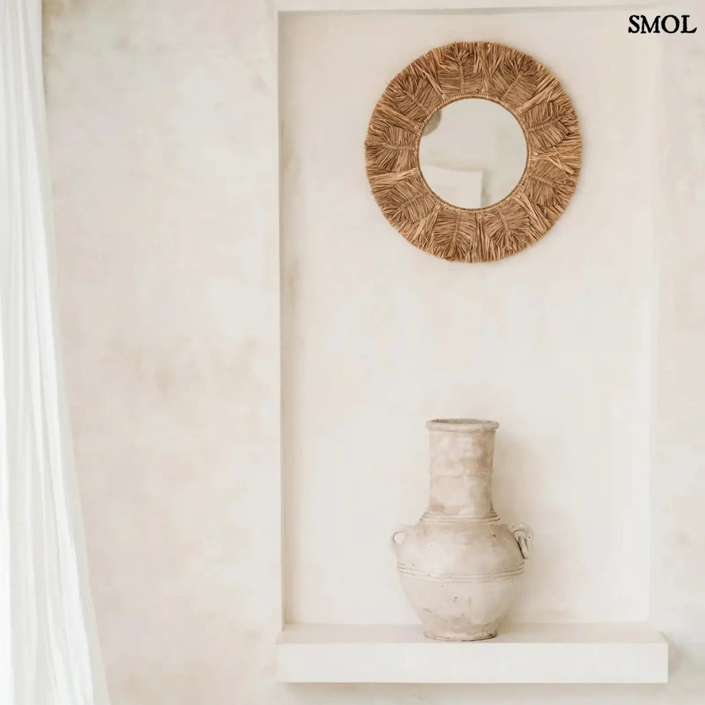 Kézzel készült boho raffia fali tükör 60 cm-es méretben, natúr színben, apró kagylókkal és levél mintával díszítve, falon