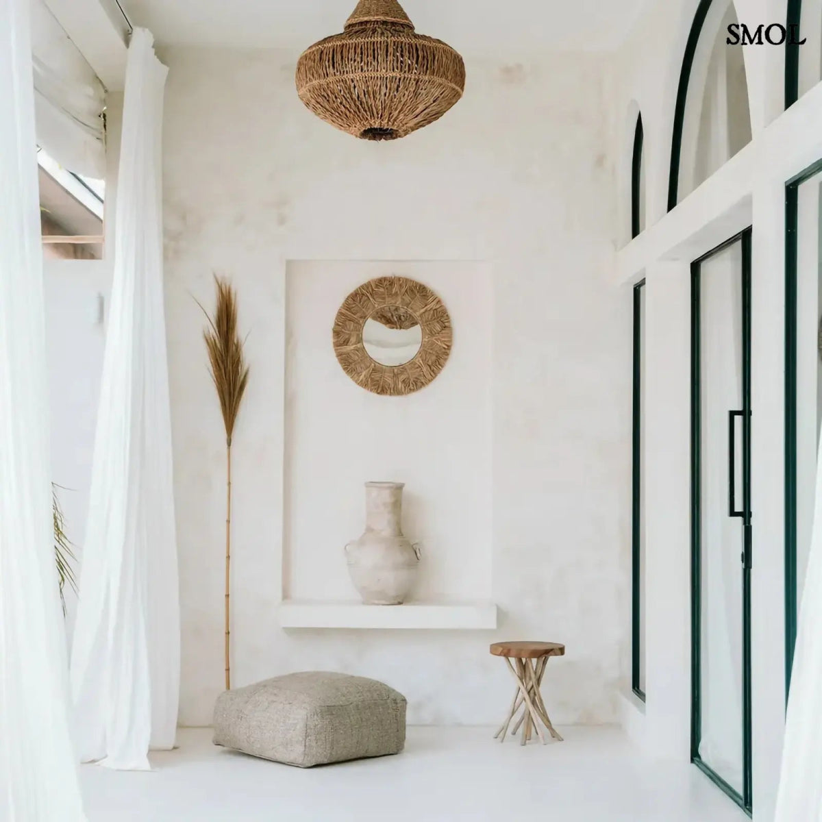 Kézzel készült boho raffia fali tükör 60 cm-es méretben, natúr színben, apró kagylókkal és levél mintával díszítve, előszobában