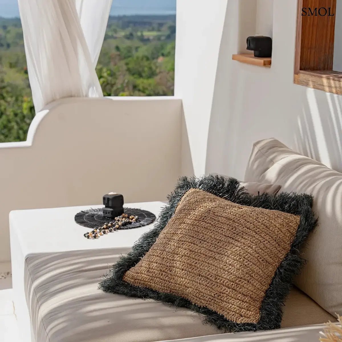 Kézzel szőtt natúr és fekete raffia párnahuzat fekete rojtos szegéllyel, 60x60 cm-es méretben, teraszon, kanapén