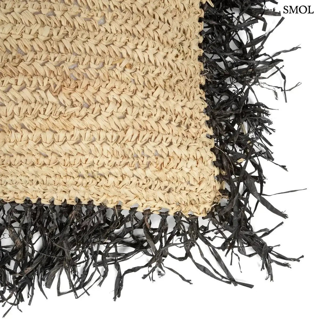 Kézzel szőtt natúr és fekete raffia párnahuzat fekete rojtos szegéllyel, 60x60 cm-es méretben, sarok nagyítva