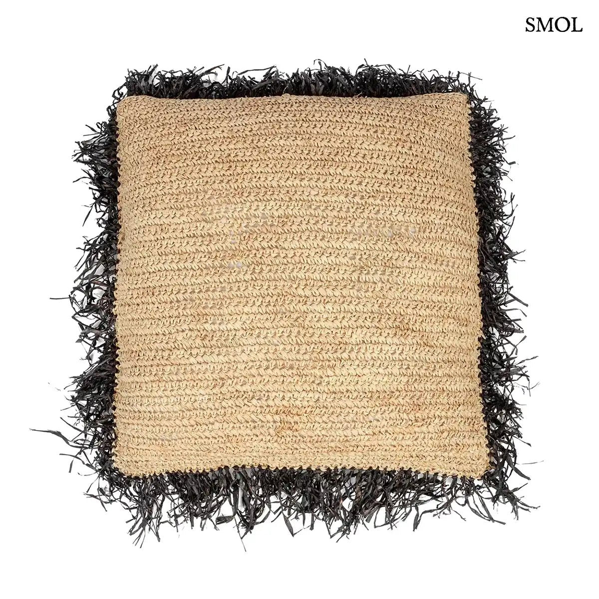 Kézzel szőtt natúr és fekete raffia párnahuzat fekete rojtos szegéllyel, 60x60 cm-es méretben, fehér háttérrel