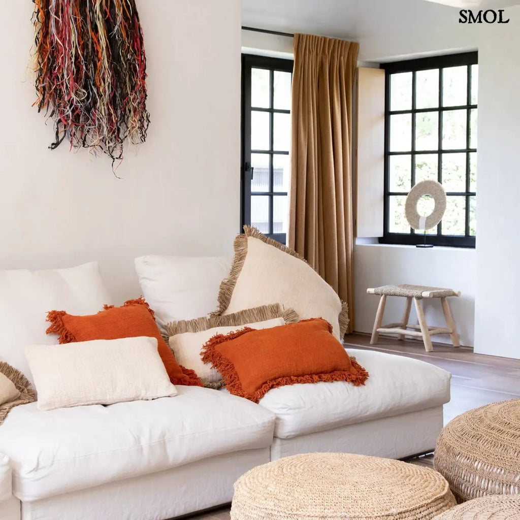 Natúr színű, kézzel font raffia puff kör alakú formával - nappaliban, narancs párnákkal